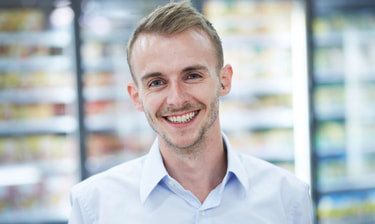 Junger lachender Mann mit weissem Hemd Junger lachender Mann mit weissem Hemd